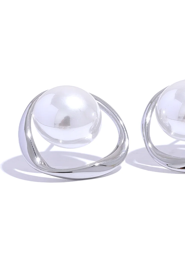 Round Pearl Earrings